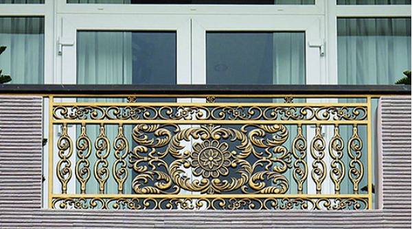 ảnh lan can ban công nhôm đúc hợp kim mặt tiền.png