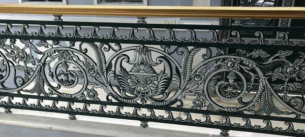 Hình ảnh ban công lan can nhôm đúc.jpg