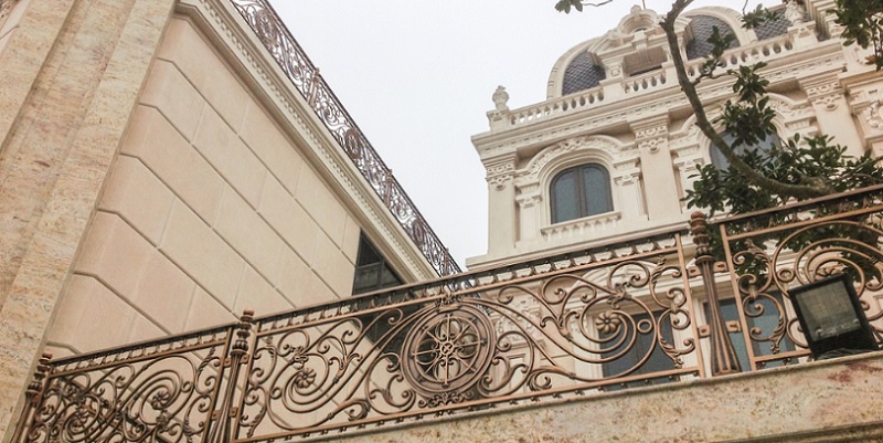 Làm lan can ban công nhôm đúc ở tai sài gòn (2).jpg