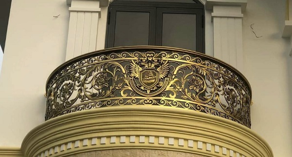 Làm lan can ban công nhôm đúc ở tai thành phố Hồ Chí Minh.jpg