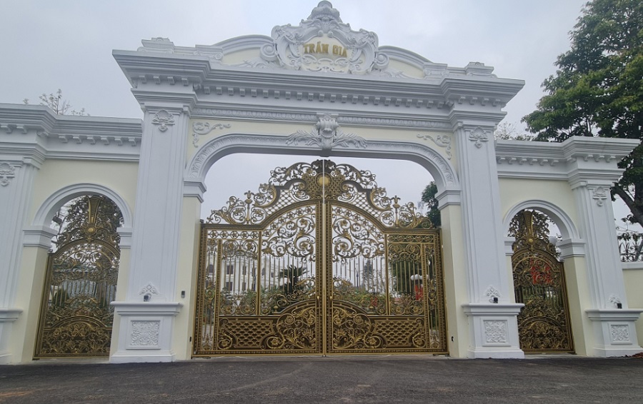 Mẫu cửa cổng nhôm đúc dành cho khung viên rộng.jpg