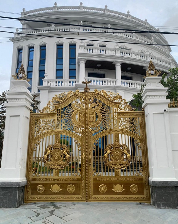 Mẫu nhôm đúc biệt thự đẹp.jpg