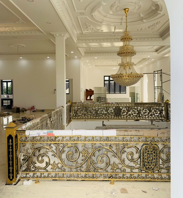 ban công nhôm đúc tân cổ.jpg