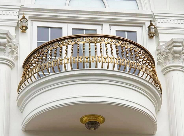 ban công nhôm đúc tân cổ.png