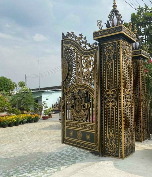 các mẫu trụ cổng nhôm đúc đẹp.jpg