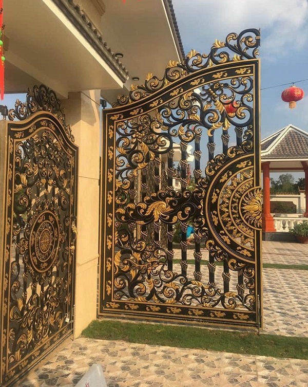 cửa cổng nhôm đúc cao cấp đẹp.jpg