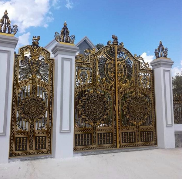 cửa cổng nhôm đúc cao cấp.jpg