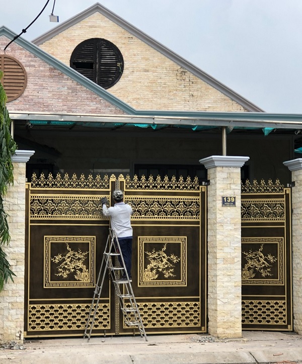 cửa cổng nhôm đúc nguyên khối đẹp.jpg