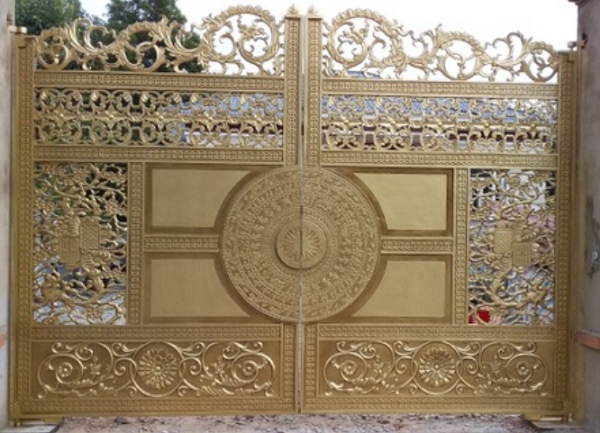 cửa cổng nhôm đúc sơn vàng.png