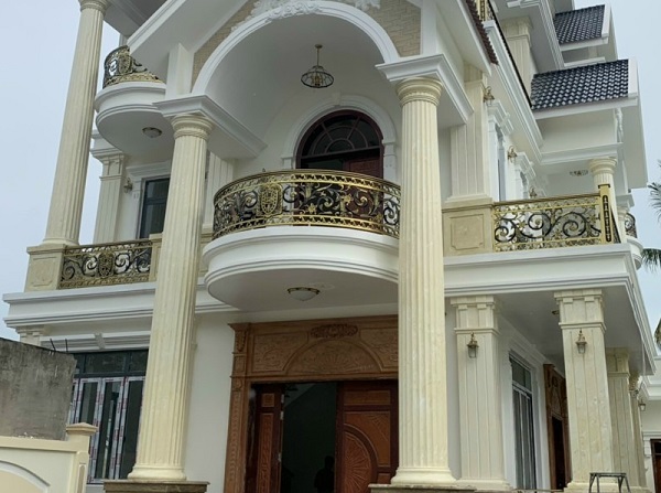 lan can ban công nhôm đúc uốn công.jpg