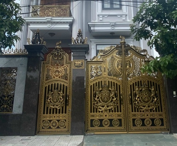 mẫu cửa cổng nhôm đúc 2 cánh.jpg