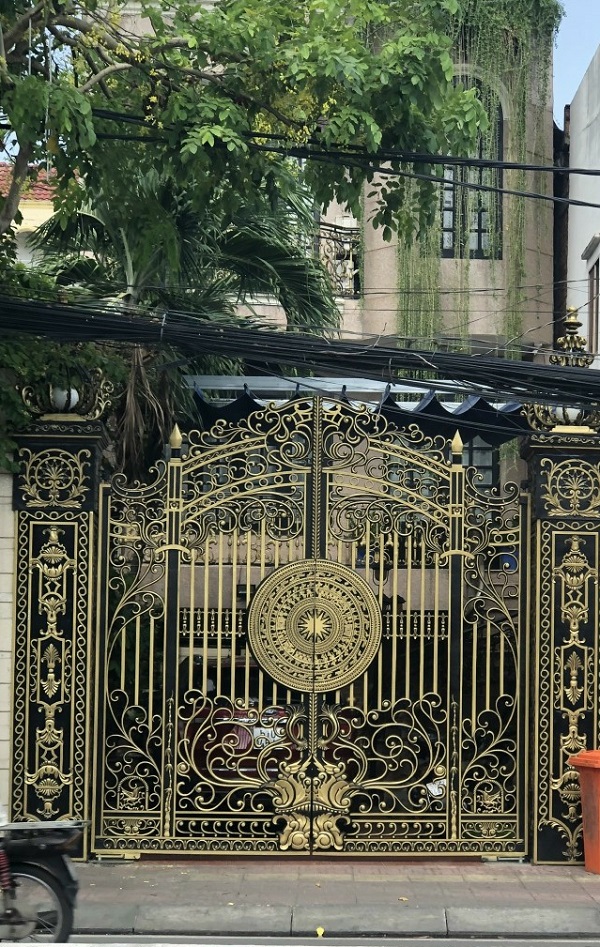 mẫu cửa cổng nhôm đúc sài gòn.jpg