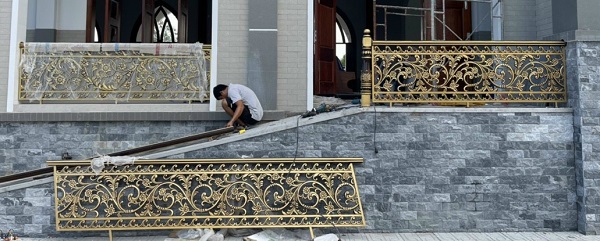 mẫu lan công nhôm đúc mặt tiền đẹp.jpg