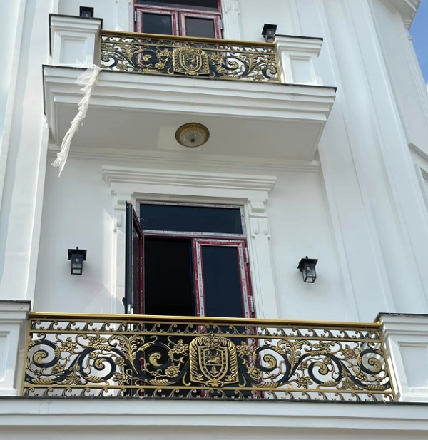 mẫu lan can ban công nhôm đúc đẹp .jpg