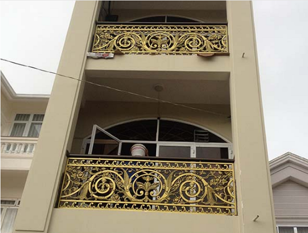 mẫu lan can ban công nhôm đúc mặt tiền đẹp.png