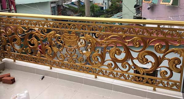 những mẫu lan can ban công nhôm đúc đẹp.png