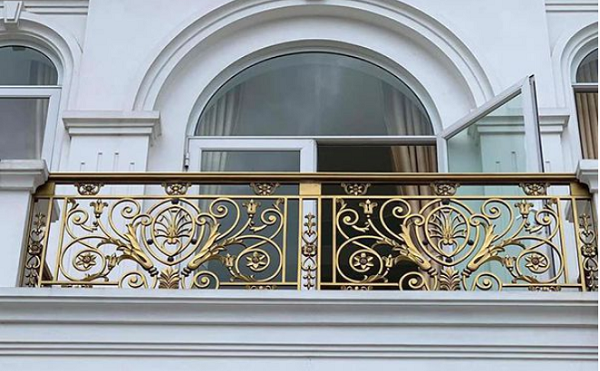 những mẫu lan can ban công nhôm đúc.png