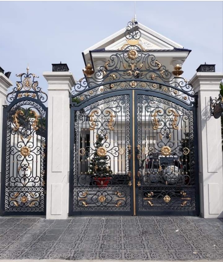 Cửa cổng sắt mỹ thuật kiểu độc đáo là sự kết hợp giữa nghệ thuật và kiến trúc, tạo nên một sản phẩm đẹp mắt và độc đáo. Mẫu cửa cổng sắt này sẽ tạo nên một phong cách riêng cho ngôi nhà của bạn, tạo thành điểm nhấn cuốn hút và là niềm cảm hứng cho những người yêu thích nghệ thuật.